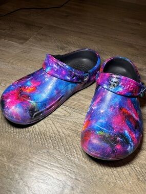 Crocs Bistro Clogs Womens Size 8 Shoes Purple Blue Galaxy Print Slip On Sandals